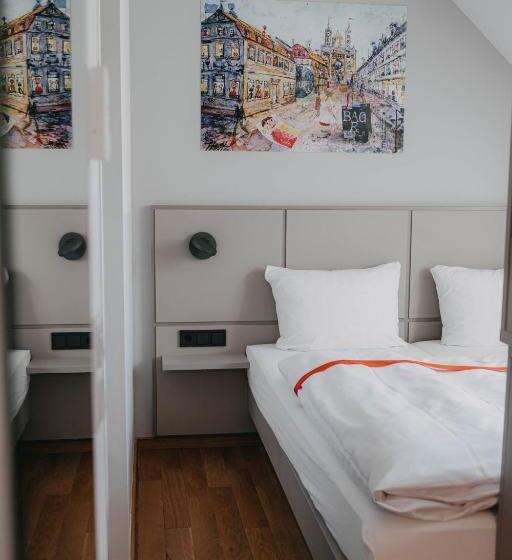 Quarto Estandar, Maximilian
