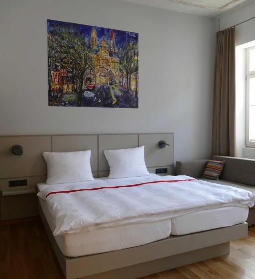 Quarto Estandar, Maximilian