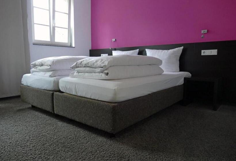 Quarto Estandar, Maximilian