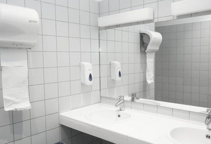 הכלכלה חדר לארבעה עם מקלחת משותפת, Low Budget Hostel