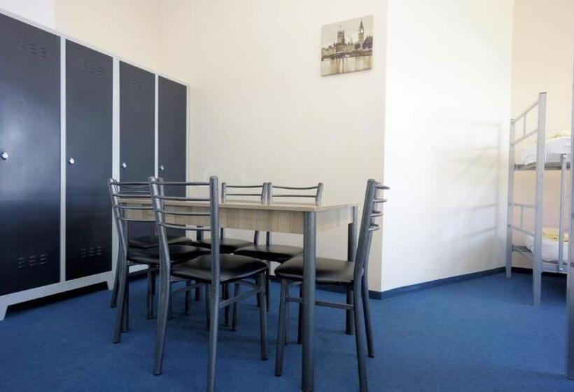 חדר משפחתי חדר אמבטיה משותף, Low Budget Hostel