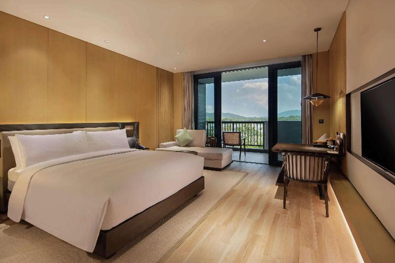 Номер Deluxe, Doubletree Resort By Hilton Hainan   Xinglong Lakeside