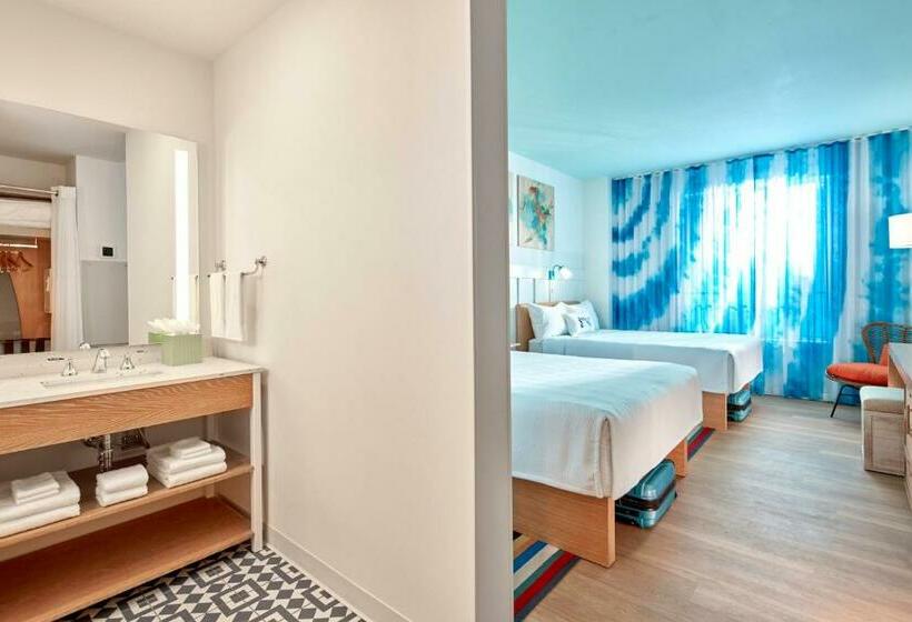 غرفة قياسية مطلّة علي حمام السباحة, Universal's Endless Summer Resort - Surfside Inn and Suites