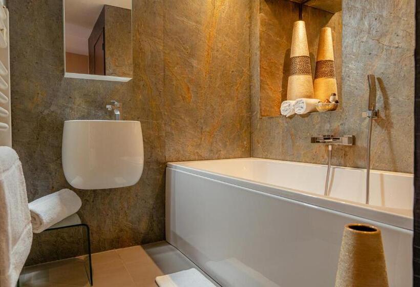 Полулюкс, Logis Auberge De La Tour   Hôtel & Restaurants