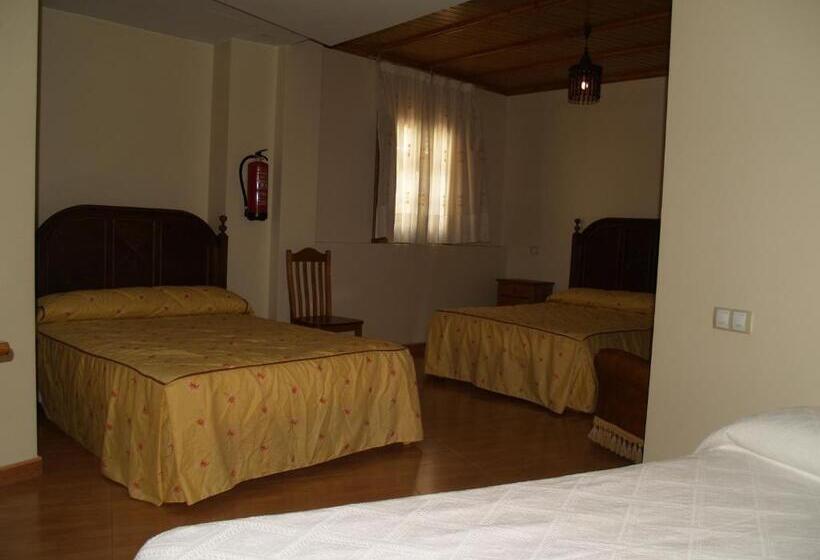 اتاق استاندارد چهار تخته, Hostal Tribal
