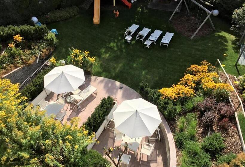 Семейный Номер Вид на Сад, Residence Villa Stella