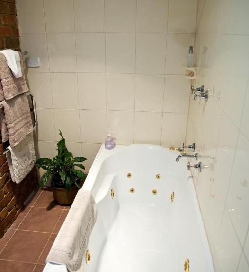 자쿠지 스위트, Holly Lane Mews