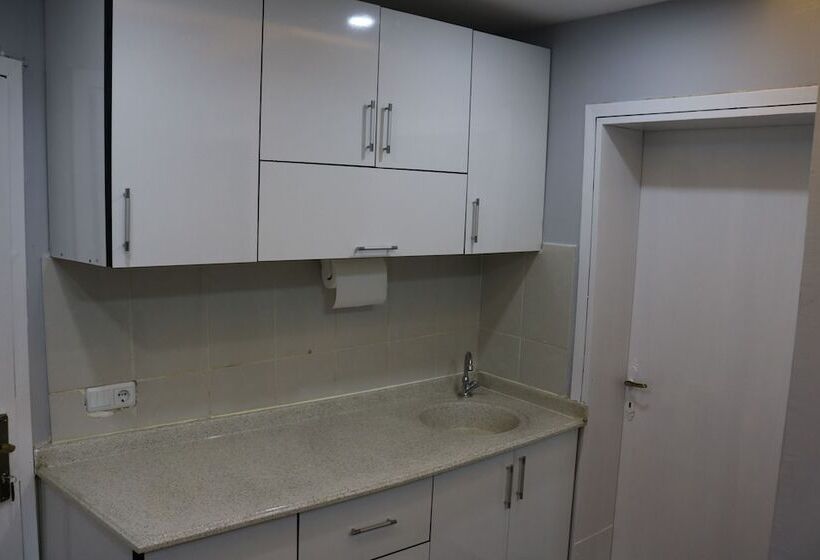 سوییت لوکس, Zafer Hostel