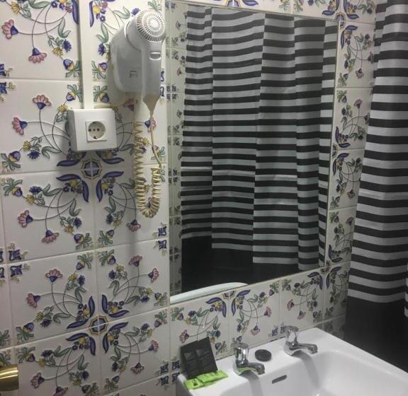 اتاق استاندارد چهار تخته, Hostal Alcobia