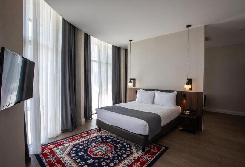 سوییت با تراس و چشم‌انداز کوه, Holiday Inn Telavi, An Ihg
