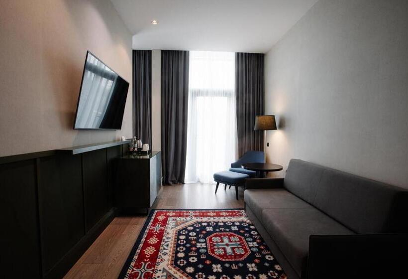 سوییت با تراس و چشم‌انداز کوه, Holiday Inn Telavi, An Ihg