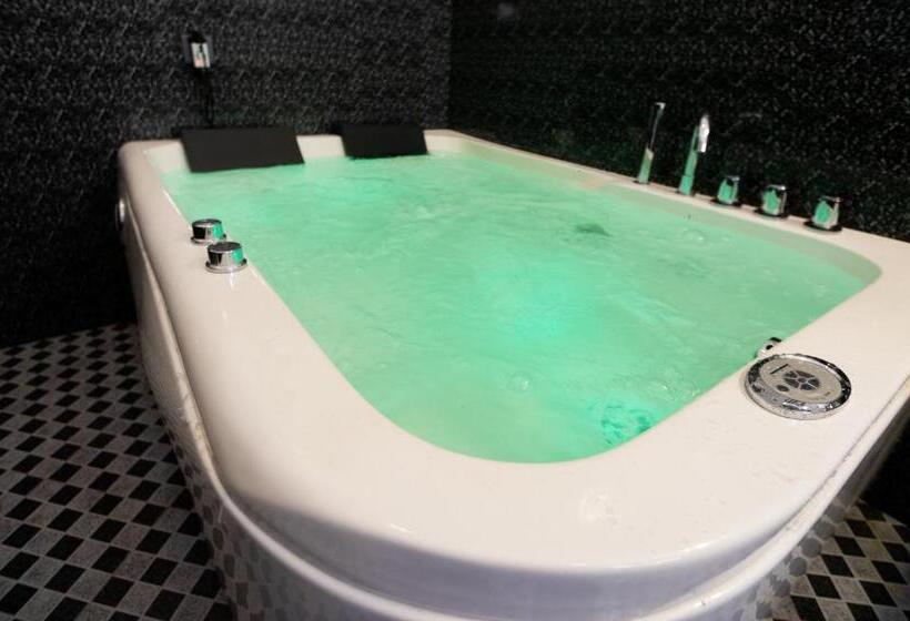 סוויטה עם ג'קוזי, The Green Lagoon Villa
