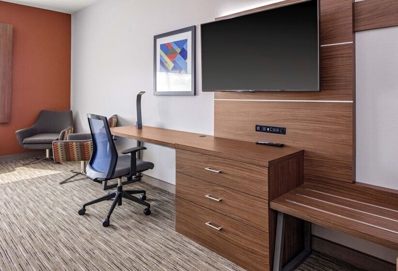 جناح, Holiday Inn Express & Suites   Madison, An Ihg