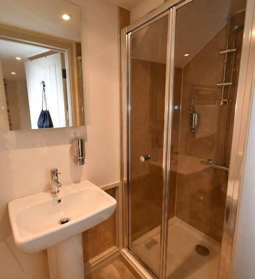 اتاق استاندارد با تخت بزرگ, Carew Inn