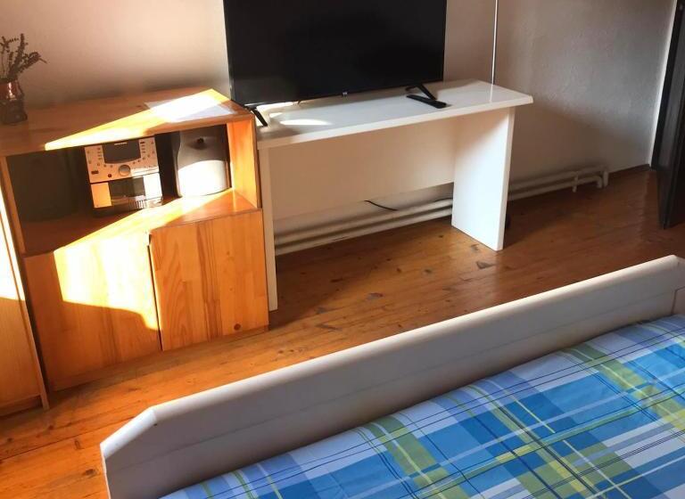 اتاق لوکس سه تخته, Hostel Emi