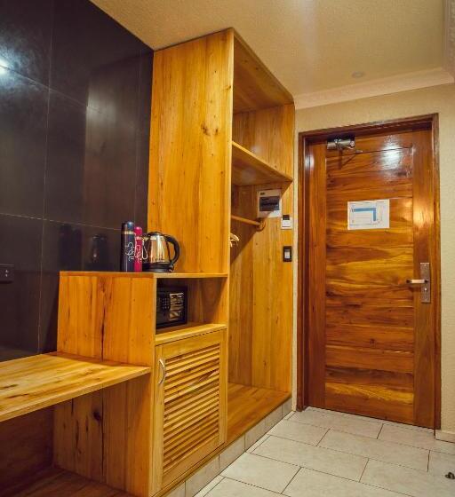 اتاق استاندارد سه تخته با چشم‌انداز استخر, Roman Empire Panglao Boutique Resort