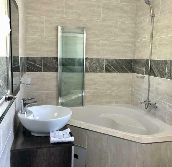 اتاق لوکس, The Clan Guest House