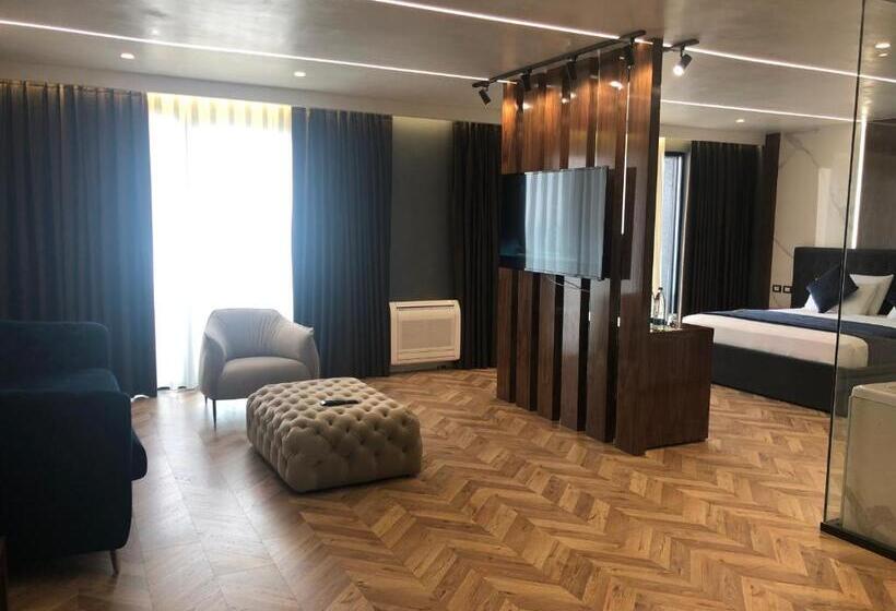 디럭스 룸 킹사이즈 침대, Royal G Hotel And Spa