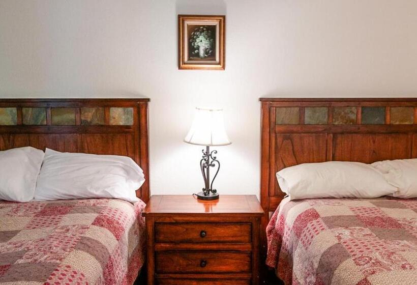 Четырехместный Номер Стандарт, Circle R Motel