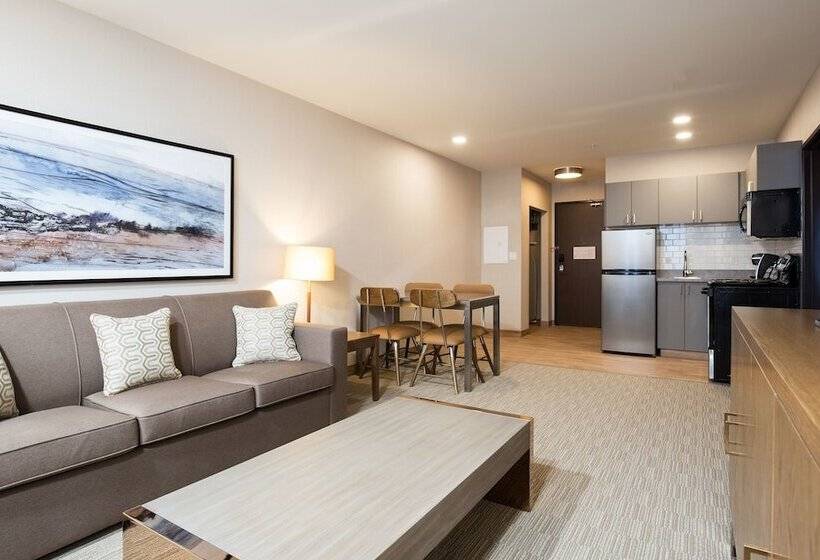 جناح إدارى, Pomeroy Inn & Suites Prince George