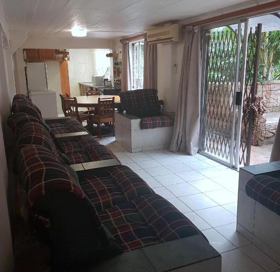 Дом 4 Спальни, Oppi Rotse Guesthouse
