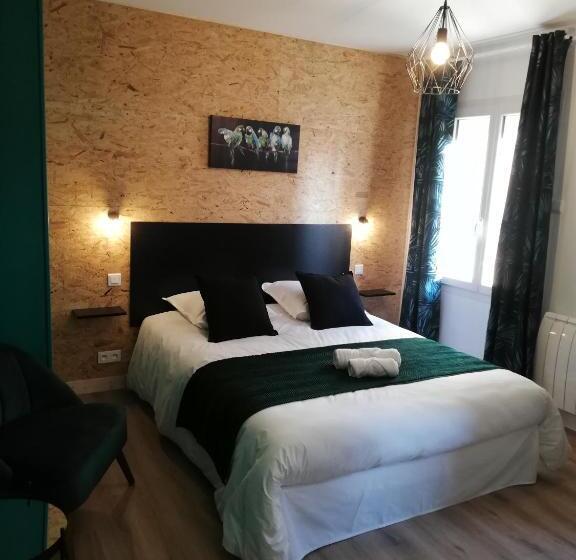 プールビュースタンダードルーム, L Angély   Chambres D Hôtes