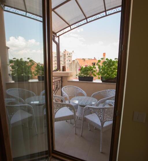 اتاق استاندارد سه تخته با بالکن, Robevski Luxury Rooms
