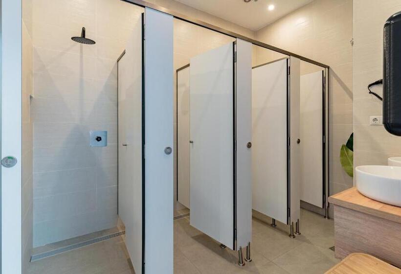 تختخواب در اتاق مشترک, The Urban Jungle Hostel