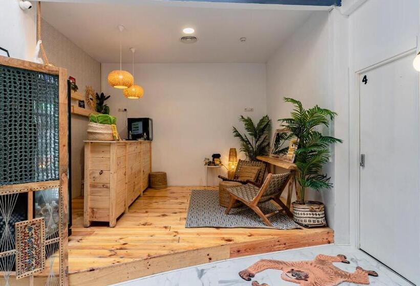اتاق لوکس چهار تخته, The Urban Jungle Hostel