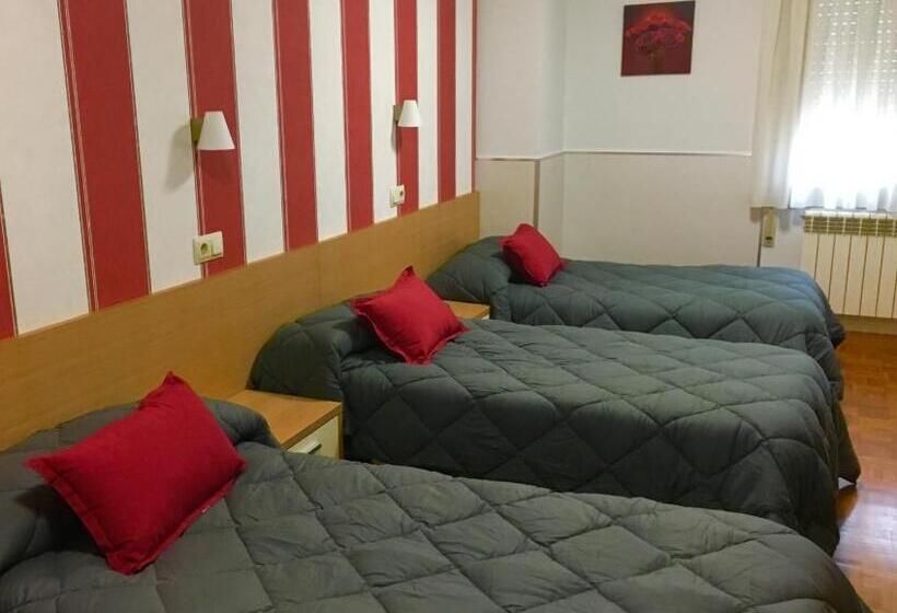Quarto Triplo Estandar, Hostal La Cortijana