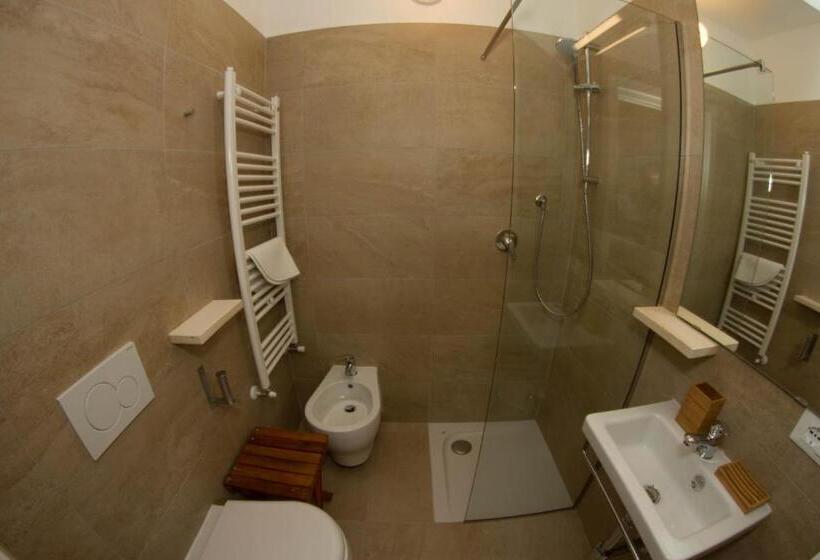 استودیوی استاندارد با چشم‌انداز دریا, Residence Villa Ombrosa