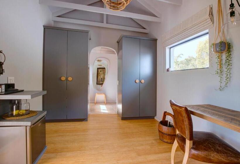 اتاق استاندارد با چشم‌انداز کوهستان, Amour Guest House