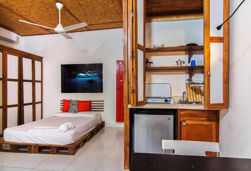 استودیوی استاندارد, La Puerta Roja Guest House