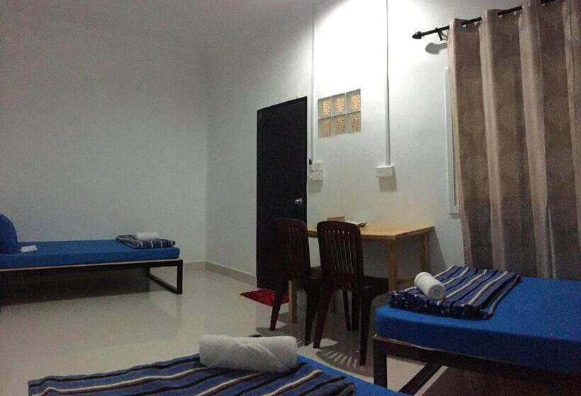标准三人间共用浴室, Lucky Hostel