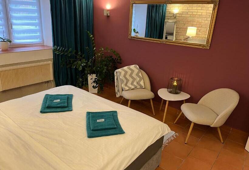 جناح ديلوكس, Pension Skylark