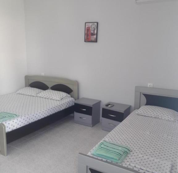 اتاق استاندارد سه نفره, Petrit Guesthouse