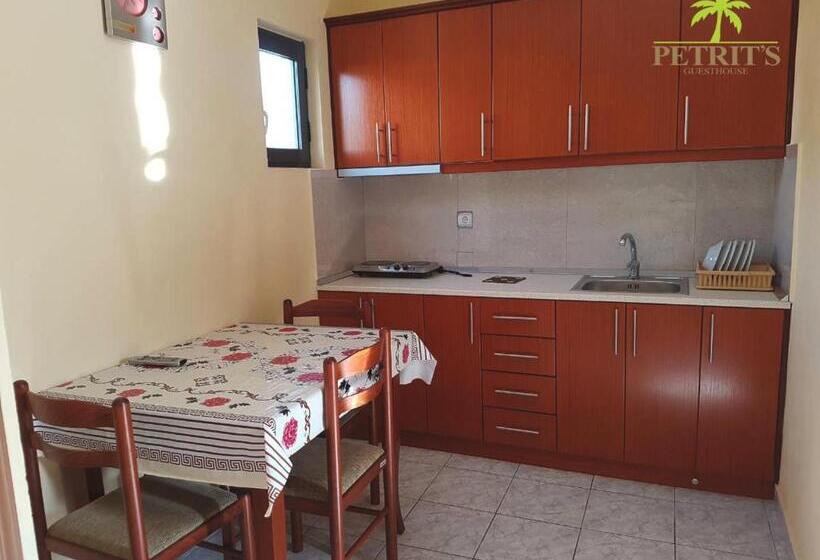 اتاق استاندارد سه نفره, Petrit Guesthouse