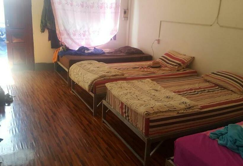 Кровать в Общей Комнате, Yummy Bagpackers Hostel