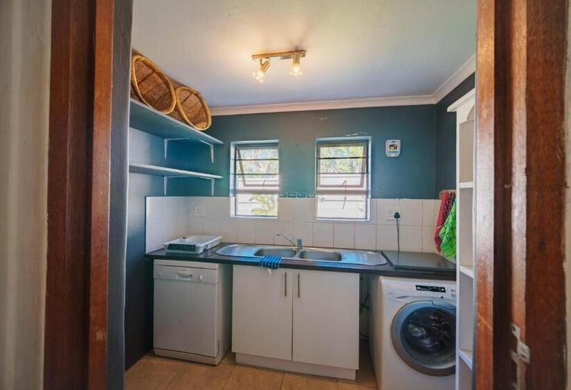 Апартаменты 2 Спальни, Cottage On College