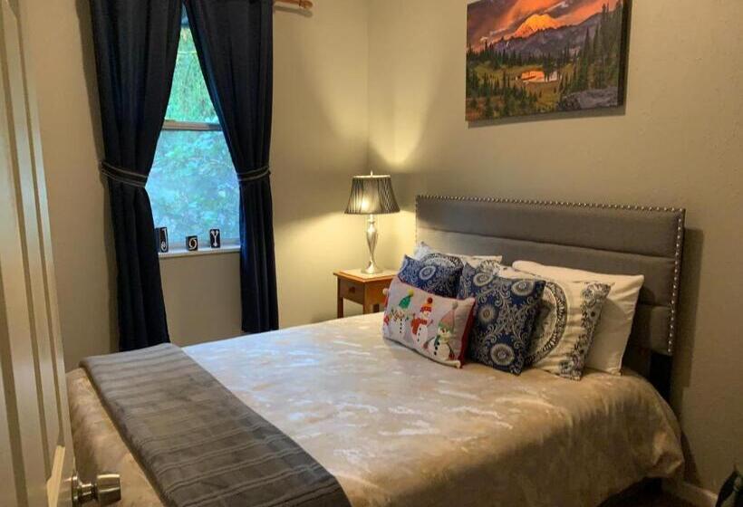 Люкс 2 Спальни, Mountain Meadows Inn & Chalet Suites