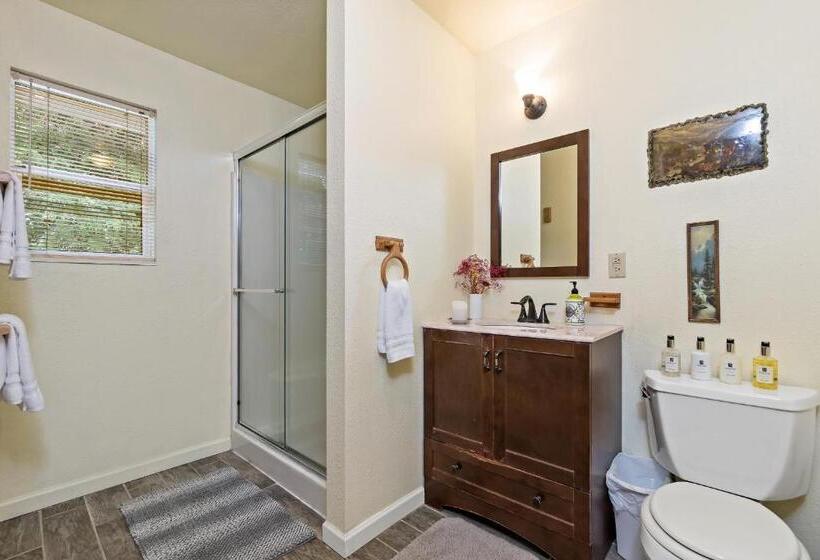 Люкс Повышенной Комфортности, Mountain Meadows Inn & Chalet Suites