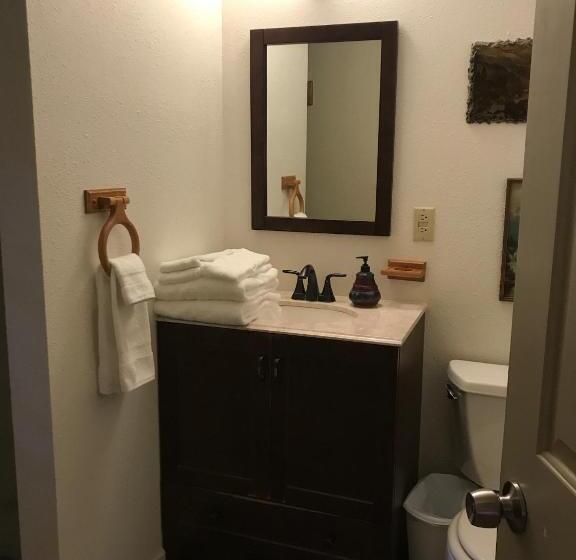 Люкс Повышенной Комфортности, Mountain Meadows Inn & Chalet Suites