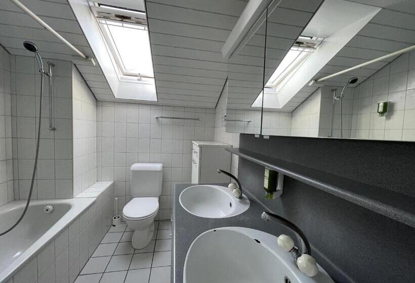 חדר סטנדרטי לארבעה עם חדר אמבטיה משותף, Interlaken Marco Hostel