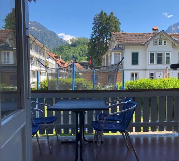 Quarto Quadruple Standart com Varanda, Interlaken Marco Hostel