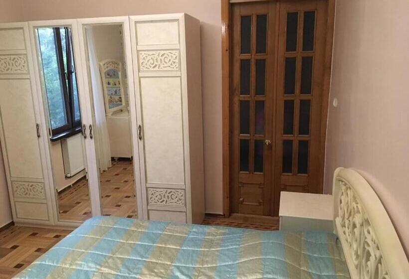 اتاق خانوادگی, Welcome To Kobuleti