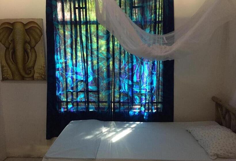 اتاق اکونومی, Eazy's Place