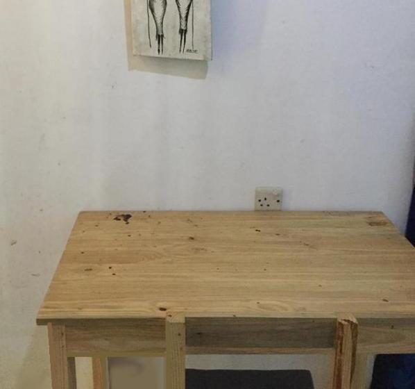 اتاق اکونومی, Eazy's Place