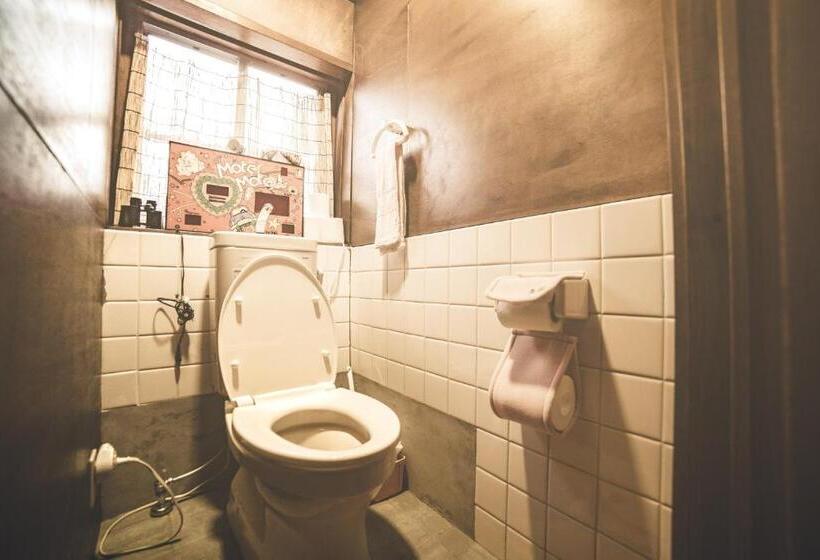 패밀리 룸 공용 욕실, Nostalgic Guesthouse For 1 To 3 Females Or A Group Of 4 People Or More