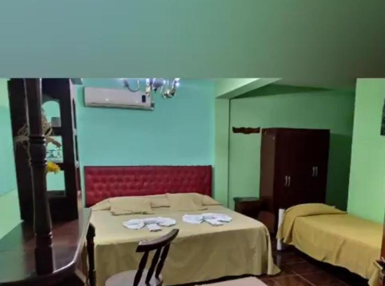 اتاق لوکس با تخت بزرگ, Antonia