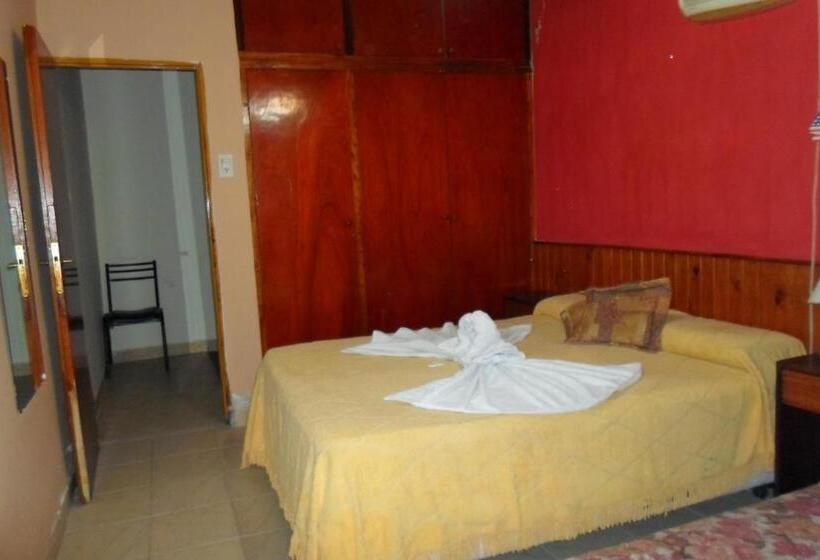 اتاق استاندارد سه نفره, Antonia